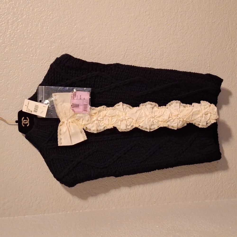 Chanel size 38 black sleeveless sweater